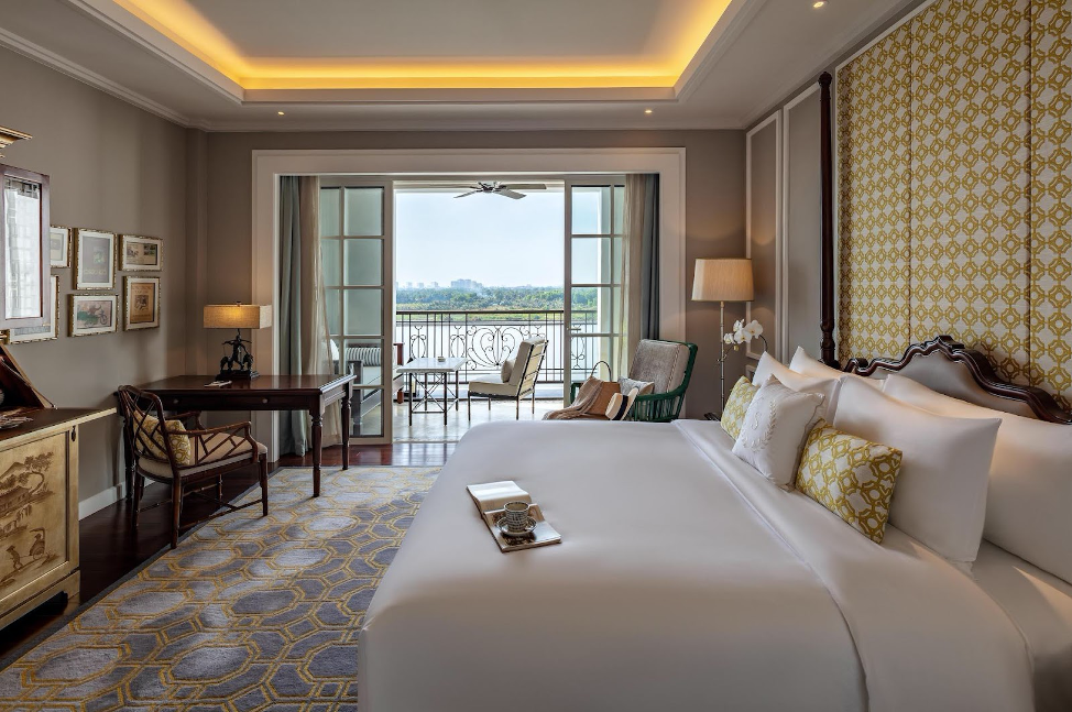 Phòng khách sạn Mia Saigon với phong cách thiết kế sang trọng tôn trọng sự đơn giản và tông màu xám nhạt làm chủ đạo và màu vàng tạo điểm nhấn